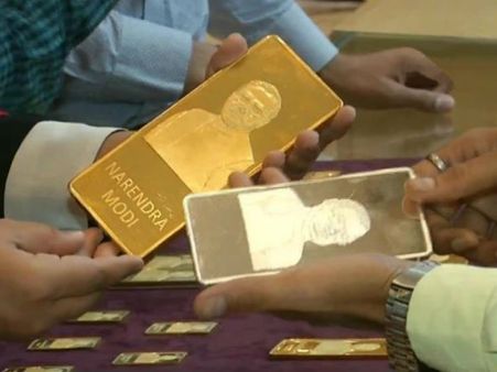 మాకు దేవుడితో సమానం: దీపావళి సందర్భంగా హాట్ కేకుల్లా అమ్ముడుపోతున్న మోడీ గోల్డ్ బిస్కెట్స్