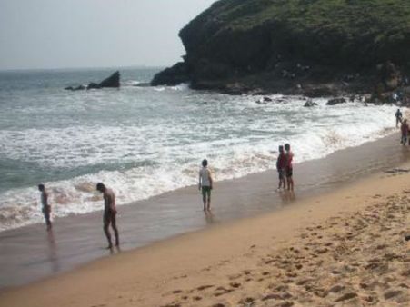 విశాఖపట్నం:యారాడ బీచ్ లో గల్లంతైన ఆరుగురు యువకుల కోసం...కొనసాగుతున్న గాలింపు