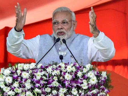 బాబు వద్ద ఇంటర్న్‌షిప్, సోనియా వద్ద అప్రెంటిస్, మాకు తలవంచాలని మజ్లిస్ అంటోంది: కేసీఆర్‌పై మోడీ