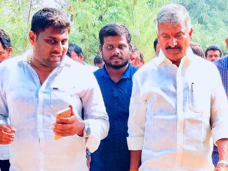 వైసీపీ సోషల్‌ మీడియా కో ఆర్డినేటర్‌ అరెస్ట్...కిడ్నాప్ అనుకొని పోలీసులను అడ్డుకున్న స్థానికులు