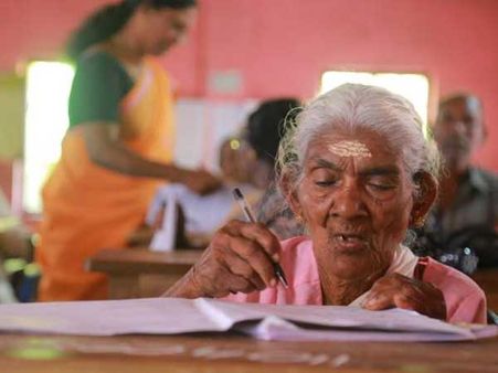 ఈ బామ్మ ఛాంపియన్ గురూ: 98 ఏళ్ల వయస్సులో పరీక్ష రాసి పాస్ అయ్యింది