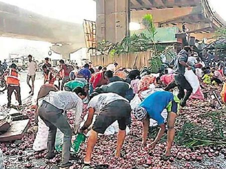 మానవత్వమా నీవెక్కడ?: రక్తపుమడుగులో ఉంటే.. ప్రాణం కంటే ఉల్లిగడ్డలే ఎక్కువయ్యాయి!