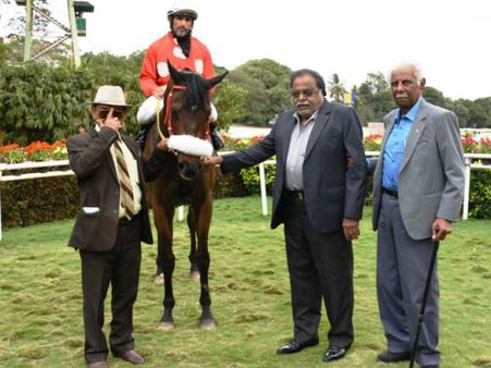 మరణించే ముందు రోజు రేస్ క్లబ్ లో రెబల్ స్టార్, సొంత గుర్రం, బెంగళూరు, మైసూరు రేసుల్లో!