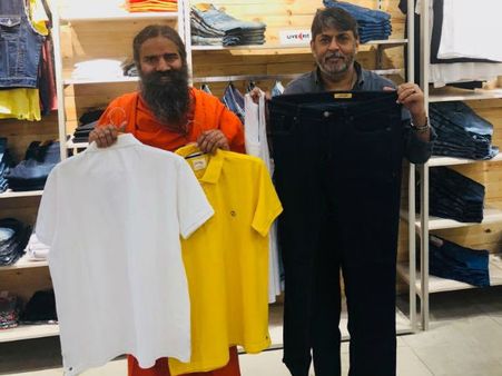 మార్కెట్లోకి పతంజలి దుస్తులు: రూ.500కే సంస్కార్ జీన్స్, రూ. 1,100కే రూ.7వేల విలువైన ఉత్పత్తులు