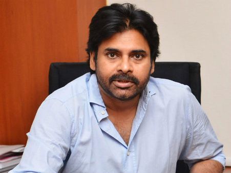 టిట్లీ తుఫాను సాయం, చంద్రబాబు ప్రచారంపై పవన్ కళ్యాణ్ బస్సు ఫోటో