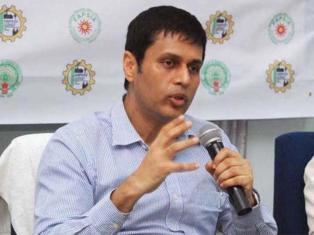 ఏపీ ప్రభుత్వం తెలంగాణలో ప్రకటనలు ఇవ్వొద్దు: తెలంగాణ ఈసీ సీఈవో రజత్