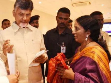 టీఆర్ఎస్ నేతల ఆరోపణలు నిజం చేస్తున్న కూటమి, అమరావతిలో బాబుతో కాంగ్రెస్ నేతలు