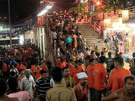 శబరిమలలో అర్ధరాత్రి టెన్షన్.. పోలీసుల ఆంక్షలపై భక్తుల నిరసన