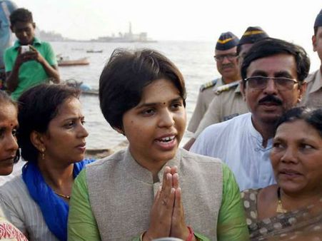 కొచ్చి ఎయిర్ పోర్టులో తృప్తి దేశాయ్ ను అడ్డుకున్న నిరసనకారులు: మేము చూస్తాం, అయ్యప్ప!