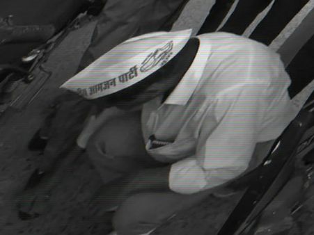 ఓట్ల కోసం నేతల ఫీట్లు.. బూట్లు పాలిష్ చేసిన ఎమ్మెల్యే అభ్యర్థి