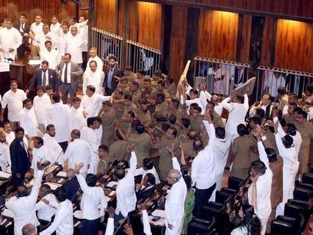 పార్లమెంటులో రచ్చ రచ్చ: కారంపొడి చల్లుకొని, కుర్చీలు విసురుకున్న ఎంపీలు