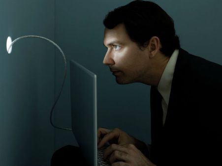 రైల్వే స్టేషన్‌ మాస్టర్‌ వంకర బుద్ధి..సహోద్యోగిని దుస్తులు మార్చుకోవడం సీక్రెట్ గా రికార్డ్;సస్పెండ్