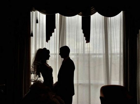 వీడు అసలు తండ్రేనా: ఫేస్‌బుక్‌లో కూతురి వేలం ప్రకటన..ఎంతకు అమ్మాడో తెలుసా?