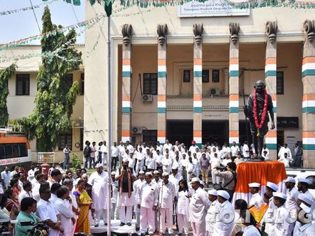 గాంధీ భవన్ కు భద్రత పెంపు.. తేడా వస్తే 1999 సీన్ రిపీట్ అవుతుందా?