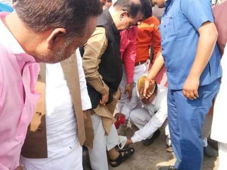 సిబ్బందితో చెప్పులు తుడిపించుకున్న మంత్రి, ఆయన ఏం చెప్పారంటే?