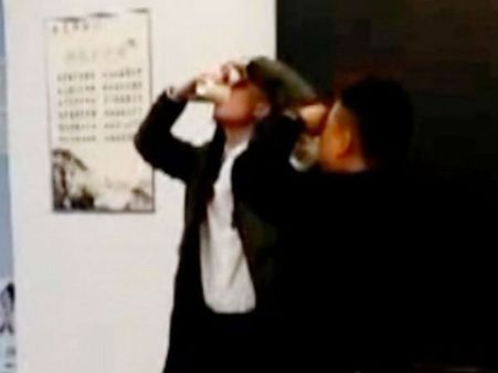 ఛీఛీ..ఇదేం చెండాలం: టార్గెట్స్ రీచ్ కాకపోతే మూత్రం తాగిస్తారా..?