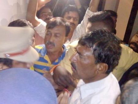 అర్ధరాత్రి హై టెన్షన్.. గజ్వేల్ కాంగ్రెస్ అభ్యర్థి వంటేరు సూసైడ్ అటెంప్ట్