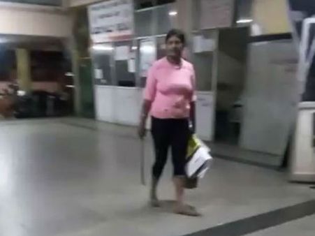 జీన్స్ ప్యాంట్, టీషర్టు: ఆర్ టీసీ బస్ స్టాండ్ లో వేట కొడవలితో మహిళ, తల లేపేస్తా!