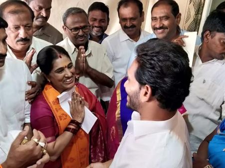 ఇద్దరం కలిసి రాజ్యాన్ని ఏలుదామంటారు: బాబుపై జగన్, పాదయాత్రలో కలిసిన జ్యోతిర్మయి