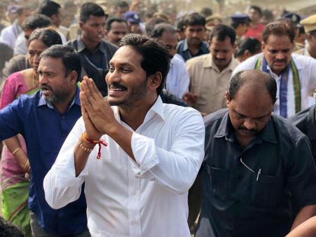 100మంది పోలీసులు, మూడంచెల భద్రత: పాదయాత్రలో జగన్‌కు భారీ సెక్యూరిటీ