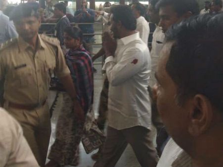 హైకోర్టు కూడా అదే అడిగింది: జగన్‌పై కత్తి దాడి మీద మంత్రి ప్రశ్నల వర్షం