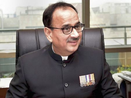 రాత్రికి రాత్రే సెలవులపై పంపడం ఏమిటి: అలోక్ వర్మ పిటిషన్‌పై కేంద్రానికి సుప్రీం కోర్టు