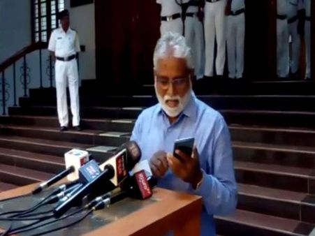 అసెంబ్లీలో అమ్మాయిల ఫోటోలు చూస్తూ దొరికిన ఎమ్మెల్యే