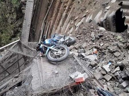 కుప్పకూలిన 115 ఏళ్ల పురాతన వంతెన.. 100 అడుగుల లోతులో పడ్డ వాహనాలు