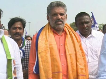 కెసిఆర్ కుటుంబ స‌భ్యుల‌తో : అన్నీ తానై : తిరుప‌తిలో చెవిరెడ్డి స్వాగ‌తం..