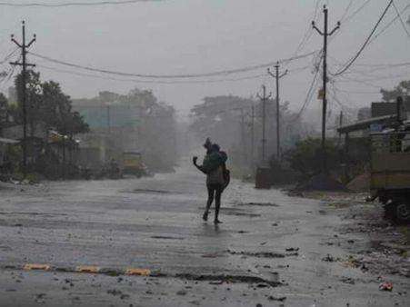 తీరం దాటిన తుఫాను: చిగురుటాకులా వణికిన తీరప్రాంతం, పెనుగాలులు, మునిగిపోయిన రోడ్లు