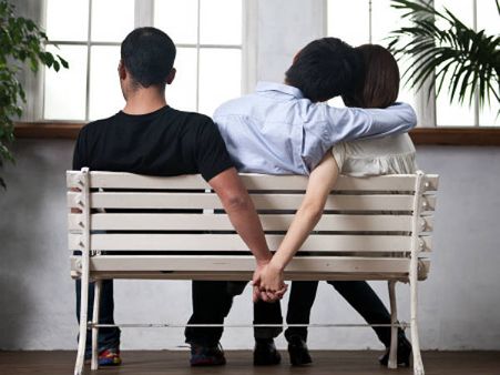 ఆఫీస్‌లోని ఉద్యోగినితో టెక్కీ వివాహేతర సంబంధం, రెడ్ హ్యాండెడ్‌గా పట్టుకున్న భార్య