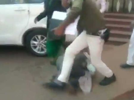 మనసును కదిలించే వీడియో: కలెక్టర్ కాళ్లపై పడ్డ రైతన్న, ఎందుకంటే?