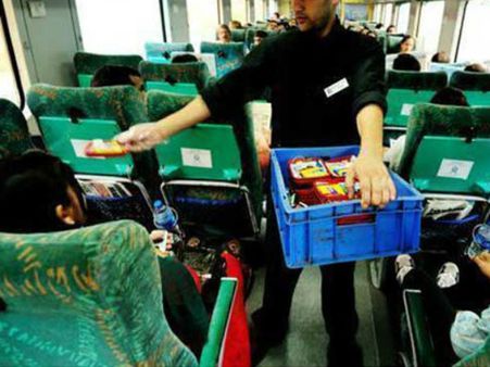 ఛాయ్, సమోసే కాదు.. ఇకపై రైళ్లల్లో అన్నీ దొరుకుతాయ్