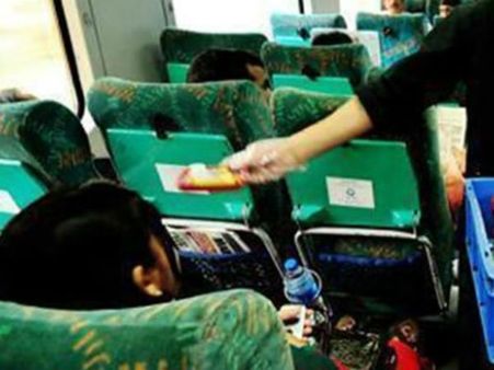 ప్రయాణికులకు విజ్ఞప్తి: రైల్లో ఆహారం తీసుకునే ముందు ఒకసారి సరిచూసుకోండి..లేదంటే...