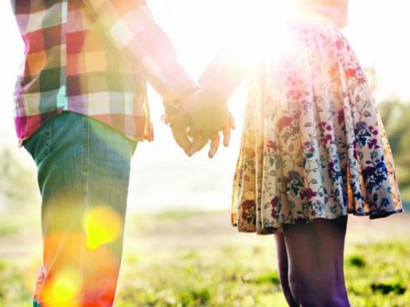 పేరెంట్స్ షాక్: ప్రియుడి కల నెరవేర్చేందుకు సొంతింట్లో రూ.1కోటి దొంగిలించిన అమ్మాయి