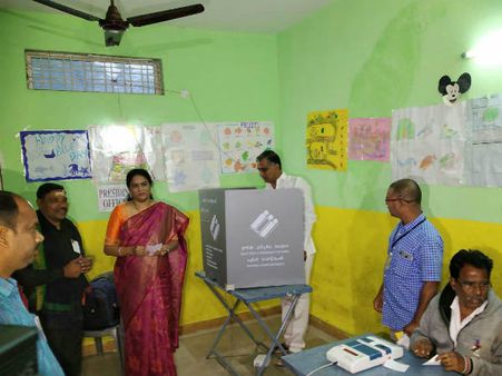 ప్రారంభమైన పోలింగ్..ఓటు హక్కు వినియోగించుకున్న హరీష్, జగదీశ్వర్ రెడ్డి