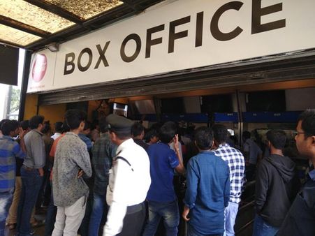 తెలంగాణ ఎన్నికల ఎఫెక్ట్: రజనీ-అక్షయ్ 2.O నిలిపివేత, ఐమ్యాక్స్ వద్ద ప్రేక్షకుల ఆందోళన