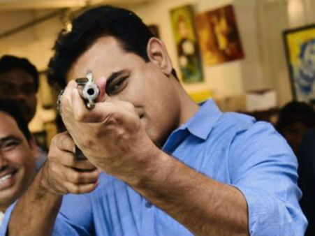 గురిచూసి కొట్టు.. విజయం పట్టు.. కేటీఆర్ ఫోటో వైరల్