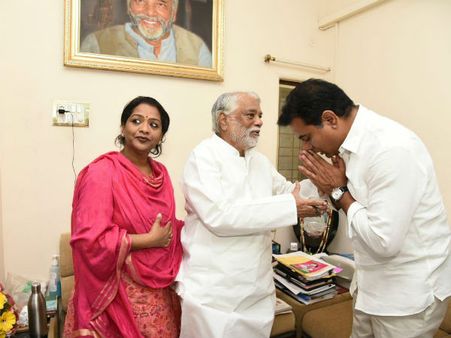 ఇద్దరం కలిసి పని చేశాం, కేటీఆర్‌కు అదే చెప్పా: హరీష్ రావు, శాలువా కప్పిన కేకే కూతురు