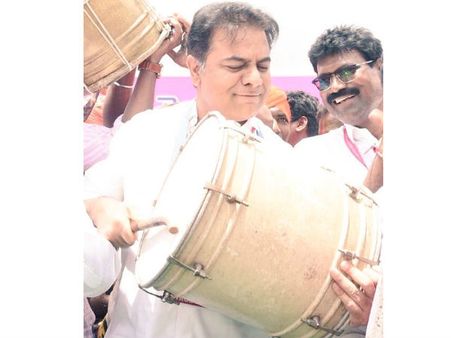 డోలు కొట్టి విజయోత్సాహం.. ధన్యవాదాలు, కృతజ్ఞతలు.. కేటీఆర్ ఫోటో వైరల్