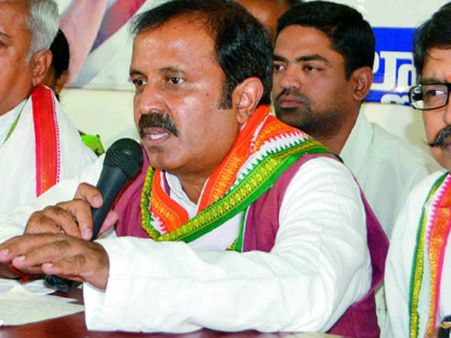 దాడులు జరుగుతున్నాయి.. భద్రత కావాలి.. డీజీపీని కలిసిన కాంగ్రెస్ నేతలు