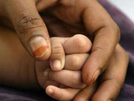 దారుణం: పెద్దయ్యాక పెళ్లి చేసుకోరని, అప్పుడే పుట్టిన చిన్నారి అదనపు వేళ్లను కోసేసిన తల్లి