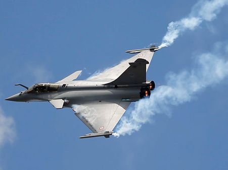 రాఫెల్ ఇష్యూ: డిఫెన్స్ మినిస్ట్రీలోని ఇద్దరు ఫైనాన్స్ ఆఫీసర్స్ షిఫ్ట్