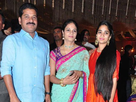 రేవంత్ రెడ్డి అరెస్ట్‌పై సీఈవో, భర్త ఆచూకీ చెప్పాలని భార్య వాగ్వాదం, ఇంటి వద్ద అనుమానాస్పద వ్యక్తి