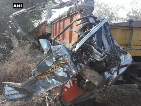 మహారాష్ట్రలో ఘోర రోడ్డు ప్రమాదం: 11 మంది మృతి, 4గురికి తీవ్ర గాయాలు