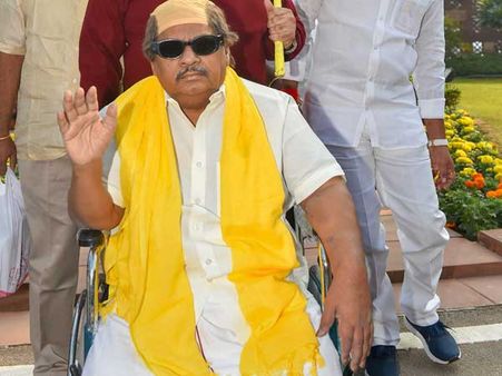 చిత్రం విచిత్రం : మరో వేషంతో ఎంపీ శివప్రసాద్ నిరసన.. అదేంటో తెలుసా?