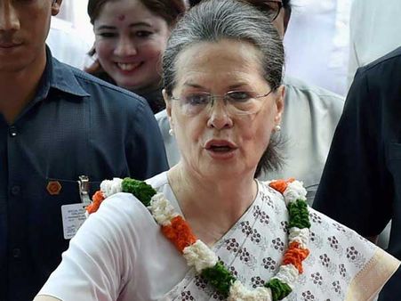 సోనియాగాంధీ గొప్ప నాయకురాలు : ఉత్తమ్.. గాంధీభవన్ లో ఘనంగా జన్మదిన వేడుకలు