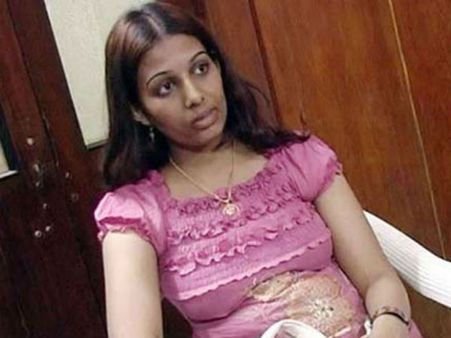 సినీ నటి తారాచౌదరిని బావ మోసం చేశాడట..! పోలీసులకు ఫిర్యాదు