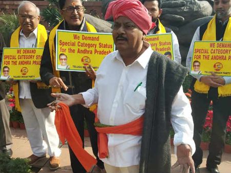 ఏం పిల్లడో హోదా ఇయ్యవా.. వంగపండు అవతారమెత్తిన ఎంపీ శివప్రసాద్.. రామ్మోహన్ నిరాహార దీక్ష