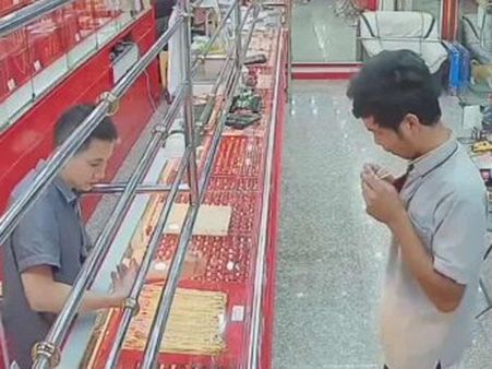 ఇంట్రెస్టింగ్: గోల్డ్ చైన్ కొట్టేసి పారిపోదామనుకున్నాడు.. తీరిగ్గా వచ్చి ఇచ్చేశాడు, ఏం జరిగిందంటే?